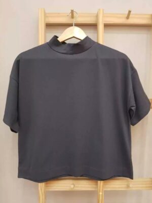 REMERA CUELLO POLERA M/C EN GRIS OSCURO
